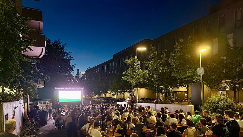 Auch vor Maisha’s Kitchen in Giesing fieberten jede Menge Deutschland-Fans vor der großen Leinwand mit. Auch vor Maisha’s Kitchen in Giesing fieberten jede Menge Deutschland-Fans vor der großen Leinwand mit.