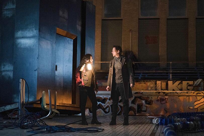 Amanda (Alice Braga) und Ryan (Jimmi Simpson) durchforsten mithilfe der Box ebenfalls das Multiversum. Amanda (Alice Braga) und Ryan (Jimmi Simpson) durchforsten mithilfe der Box ebenfalls das Multiversum.