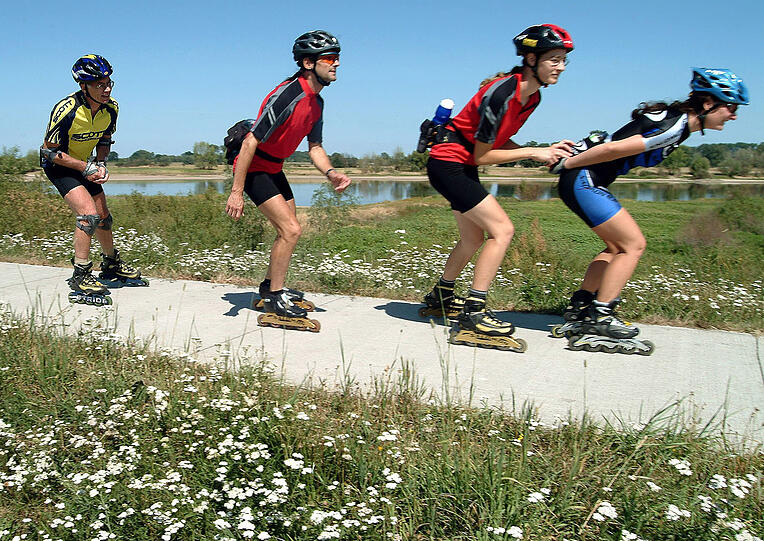 Inline-Skaten im Sonnenschein - das macht Spaß. Noch mehr Spaß macht es allerdings in einer Gruppe Gleichgesinnter.