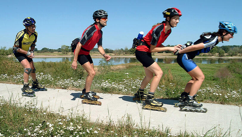 Inline-Skaten im Sonnenschein - das macht Spaß. Noch mehr Spaß macht es allerdings in einer Gruppe Gleichgesinnter. Inline-Skaten im Sonnenschein - das macht Spaß. Noch mehr Spaß macht es allerdings in einer Gruppe Gleichgesinnter.