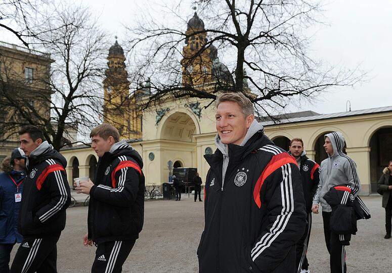 Hatten Spaß bei Werbedrehs in München: Bastian Schweinsteiger (r.) mit Miro Klose und Toni Kroos. Foto: ho/DFB