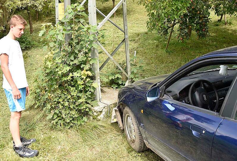 Glück gehabt: Der 16-jährige Stefan (l) stand nur einen Meter entfernt von der Stelle, wo der Audi einschlug.