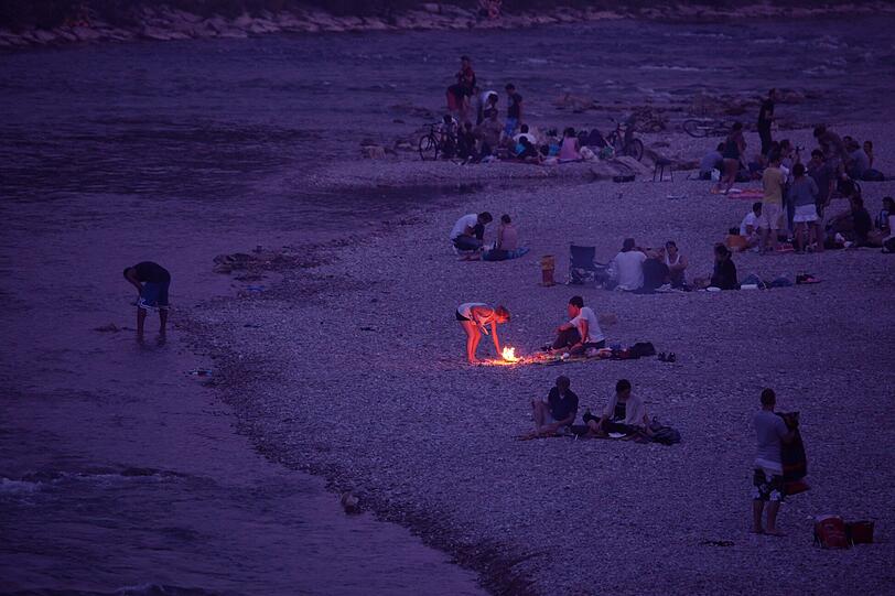 München macht blau: Grillparty an der Isar an der Brudermühlbrücke.