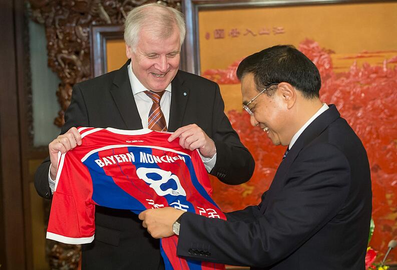Horst Seehofer machte während seines Besuchs in China Werbung für den FC Bayern München und überreichte dem chinesischen Premierminister, Keqiang Li, nach einem gemeinsamen Gespräch ein Bayern-Trikot. Auf dem Trikot ist die Rückennummer 8 und der Name "Keqiang Li" in chinesischen Schriftzeichen gedruckt. Die Nummer Acht steht für eine langes Leben in China. Die Bilder
