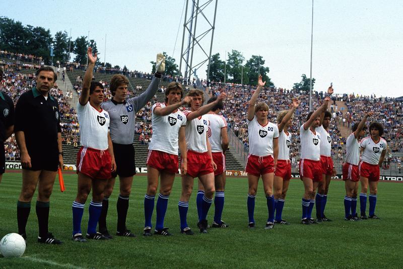 Auf Platz 4 ist schon der Bundesliga-Dino aus Hamburg. 2171 Punkte erreichte der Hamburger SV in der Bundesliga. Hat aber als "ewiger Bundesligist" 60 Spiele mehr als beispielsweise der FC Bayern.