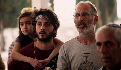 Eyal (Shai Avivi, rechts) und Zooler (Tomer Kapon, links) mischen sich unter andere Trauergäste einer fremden Totenfeier.