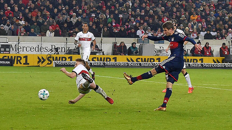 Zieht mit links ab &ndash; und trifft: Thomas Müller (r.) erzielt gegen den VfB in der 79. Minute den Siegtreffer.