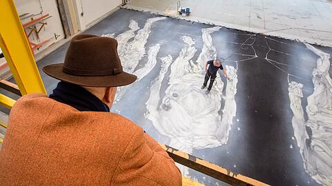 Georg Baselitz beobachtet in den Werkstätten der Bayerischen Staatsoper in Poing die Arbeit des Theatermalers Christian Wirtz an einem etwa 20x10 Meter großen Vorhang für &bdquo;Parsifal&ldquo;.