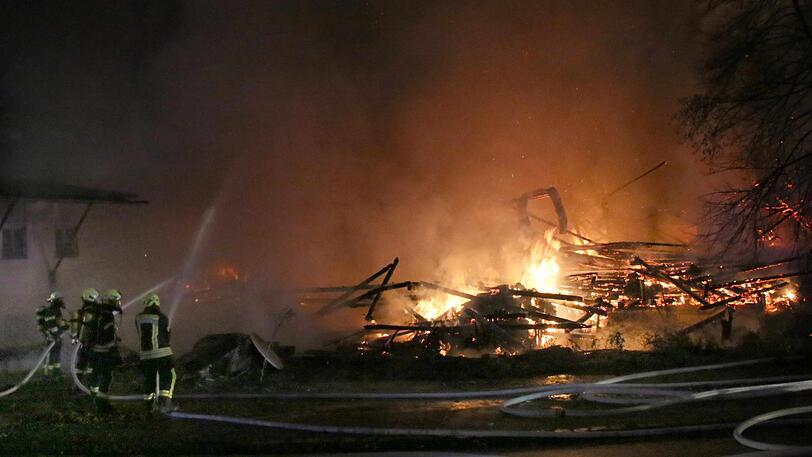Das Sägewerk brannte komplett ab, verletzt wurde niemand, die Brandursache ist allerdings noch unklar. Die Bilder vom Feuerwehreinsatz in Dorfen.