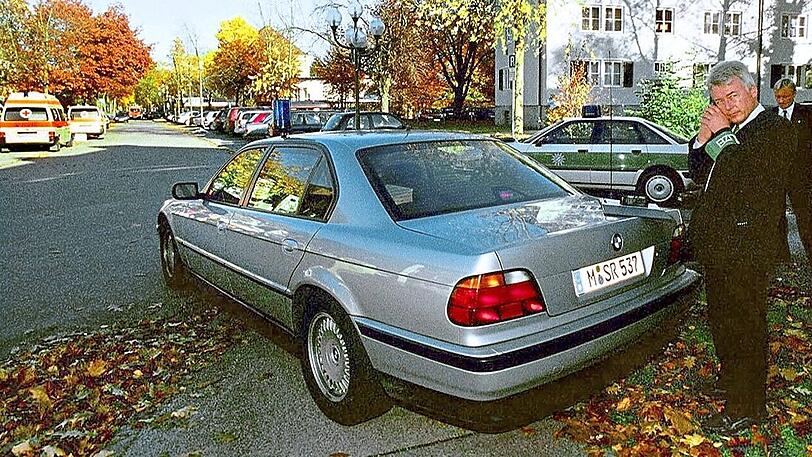 Polizeibeamte stehen am Montag (01.11.1999) in Bad Reichenhall neben dem Dienstwagen des bayerischen Ministerpräsidenten Edmund Stoiber. Mit diesem gepanzerten Fahrzeug konnten die Einsatzkräfte die durch den 16-jährigen Amokläufer verletzten Personen retten, die noch verletzt in der Schusslinie des Täters lagen.