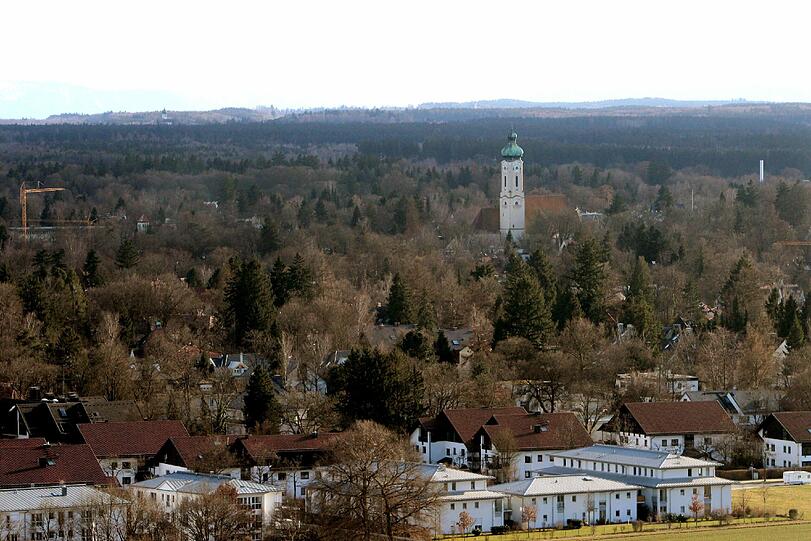 Viel Grün und die Kirche Sankt Johann Baptist sind beim Blick vom Siemens-Hochhaus aus zu sehen.