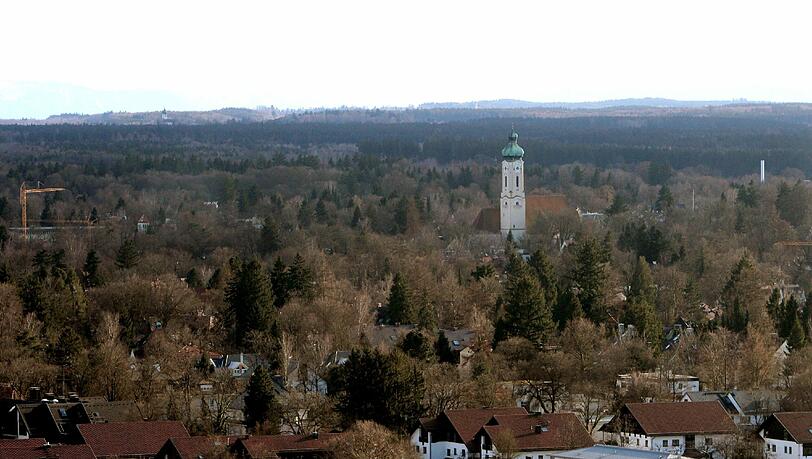 Viel Grün und die Kirche Sankt Johann Baptist sind beim Blick vom Siemens-Hochhaus aus zu sehen. Viel Grün und die Kirche Sankt Johann Baptist sind beim Blick vom Siemens-Hochhaus aus zu sehen.