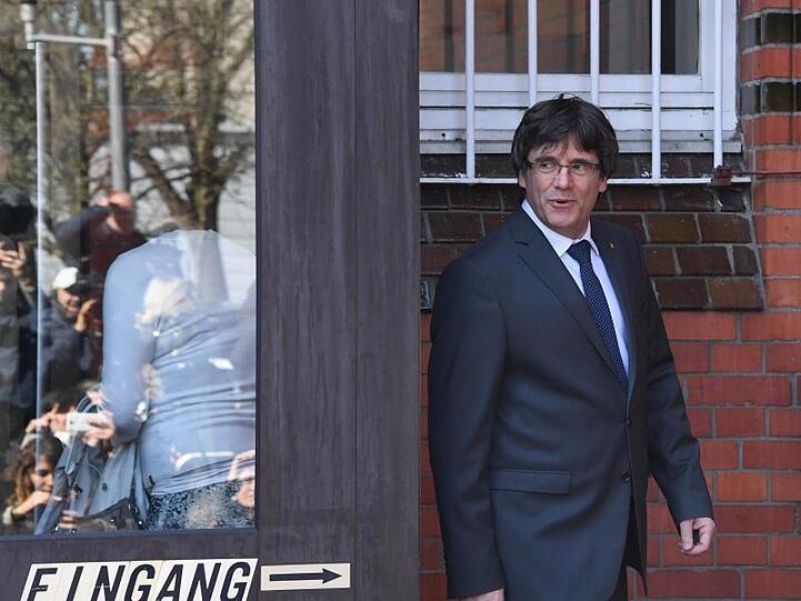 Carles Puigdemont, ehemaliger Präsident der spanischen Region Katalonien, verlässt am 6. April 2018 die JVA Neumünster.