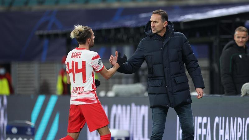 Leipzigs Interimstrainer Achim Beierlorzer (r) klatscht mit Kevin Kampl ab. Leipzigs Interimstrainer Achim Beierlorzer (r) klatscht mit Kevin Kampl ab.