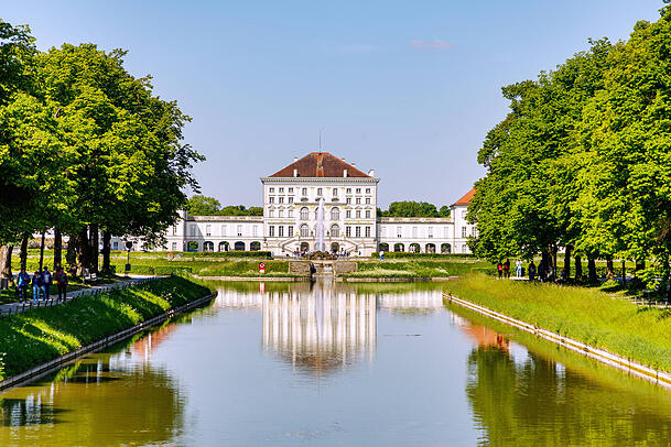 Pr&auml;chtige Alleeb&auml;ume und teils uralte Solit&auml;re zeichnen den Park am Schloss Nymphenburg aus.