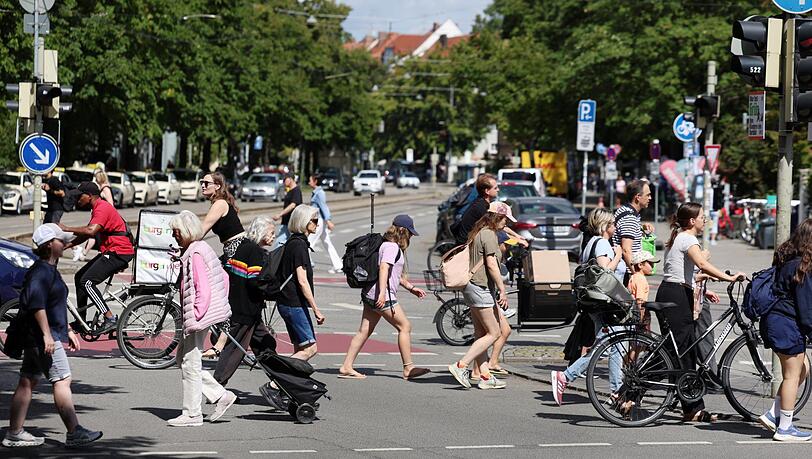 Fu&szlig;g&auml;ngergr&uuml;n auf der Nymphenburger Stra&szlig;e am Rotkreuzplatz: ganz sch&ouml;n was los.