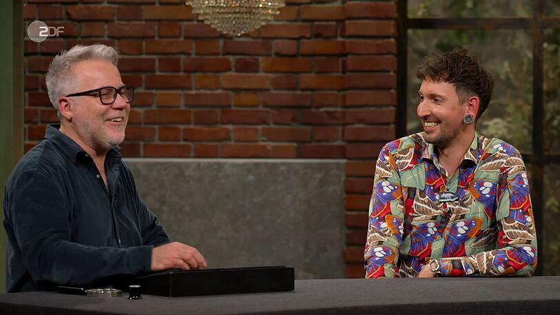 Nach einem heftigen Bieterduell mit Jan Cizek (links) schnappte sich Fabian Kahl das Buch f&uuml;r 170 Euro. Lisa N&uuml;dling kommentierte das Duell: "Das gibt's auch nur zwischen Jungs."