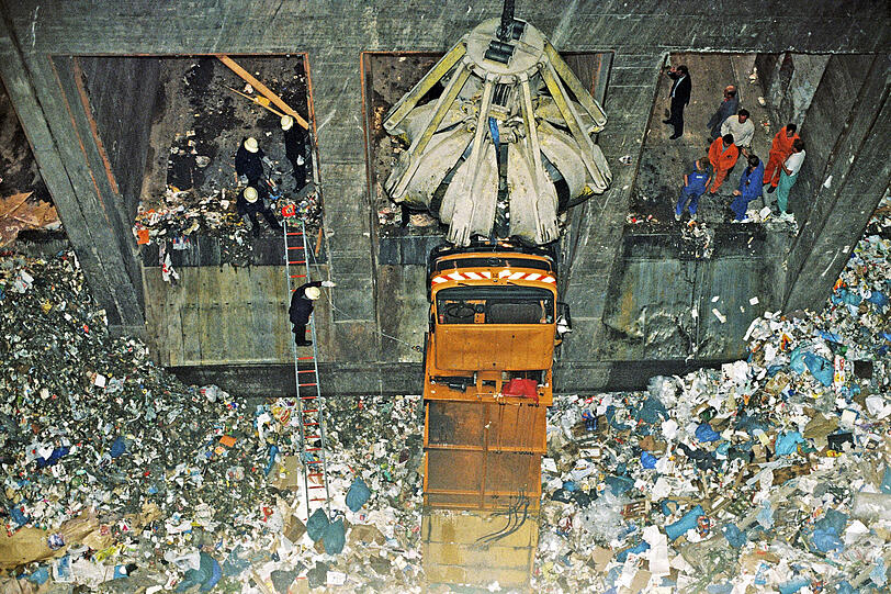 Das Müll-Malheur: Hoppla, dieser Wagen ist eigentlich noch zu neu und zu groß für den Hausmüll: Am 20. Juni 1991 kippt ein Fahrzeug der städtischen Müllabfuhr beim Abladen in die Tiefe.
Glücklicherweise sitzt der Fahrer nicht im Auto &ndash; er hätte wahrscheinlich nicht überlebt. Doch wie soll man das schwere Fahrzeug aus dem Schacht befreien? Den Feuerwehrleuten kommt die so einfache wie geniale Idee: mit dem Müllgreifer! Tatsächlich gelingt es, den Havaristen so aus dem Bunker zu ziehen. Danach geht&rsquo;s sofort an die frische Luft.