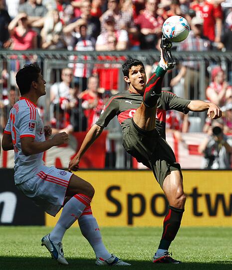 MARIO GOMEZ: Eine Halbzeit war der Mittelstürmer vorgesehen im Fernduell um die Torjägerkrone mit Schalkes Huntelaar. Als der Holländer gegen Hertha traf, war Gomez, zuvor bei zwei Versuchen gescheitert, zur Stelle. Ein Abstauber dank Müller, Saisontor Nummer 26. Doch Huntelaar traf am Ende nochmal &ndash; 26:27. NOTE: 2