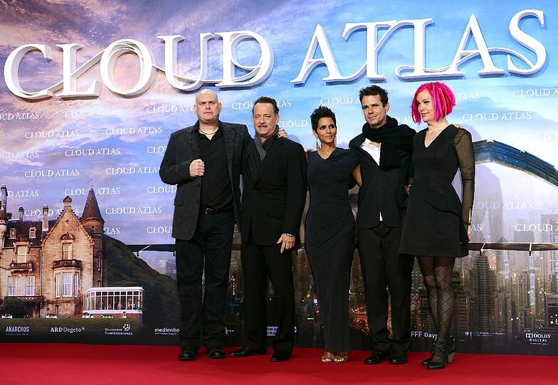 US-Regisseur Andy Wachowski, US-Schauspieler Tom Hanks, US-Schauspielerin Halle Berry, der deutsche Regisseur Tom Tykwer und seine US-Kollegin Lana Wachowski