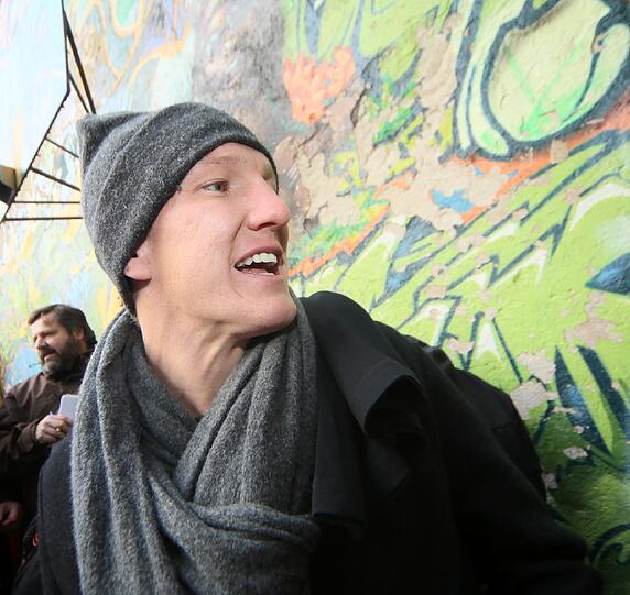Fußballer Bastian Schweinsteiger, Ex-Profi Mehmet Scholl, Basketballer Steffen Hamann und Sänger Peter Brugger haben sich an einem freien Nachmittag trotz Kälte am Bolzplatz an der Glockenbachwerkstatt getroffen. Der soll nämlich abgerissen werden - wogegen die Promis mit den Kindern protestieren. Die Bilder
