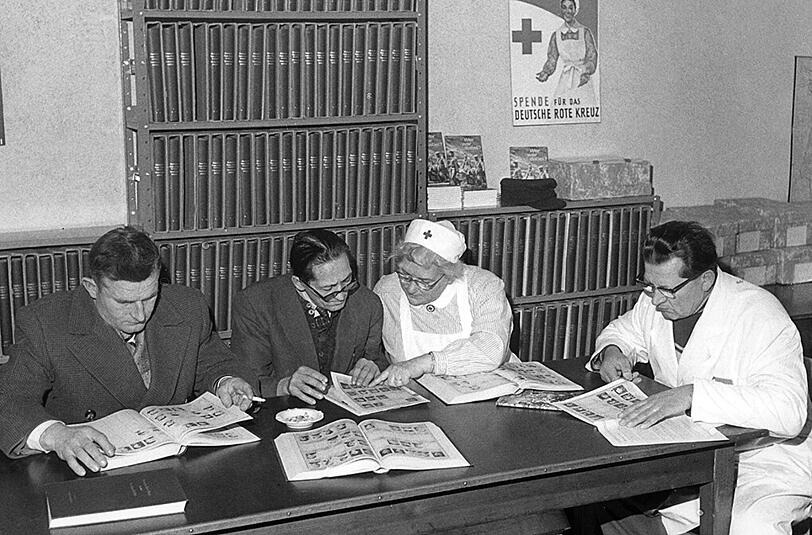 Der DRK-Suchdienst legte vom 16.01.1962 bis zum 27.01.1962 im Rathaus von Neukölln in Berlin die neuen Bildlisten mit Fotos von Vermissten aus. Ehemalige Soldaten werden anhand der Bildlisten nach dem Schicksal ihrer Kameraden befragt.