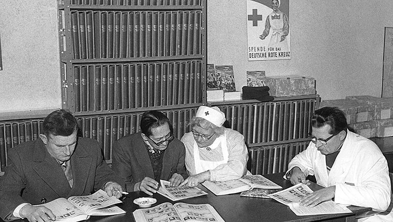 Der DRK-Suchdienst legte vom 16.01.1962 bis zum 27.01.1962 im Rathaus von Neukölln in Berlin die neuen Bildlisten mit Fotos von Vermissten aus. Ehemalige Soldaten werden anhand der Bildlisten nach dem Schicksal ihrer Kameraden befragt. Der DRK-Suchdienst legte vom 16.01.1962 bis zum 27.01.1962 im Rathaus von Neukölln in Berlin die neuen Bildlisten mit Fotos von Vermissten aus. Ehemalige Soldaten werden anhand der Bildlisten nach dem Schicksal ihrer Kameraden befragt.