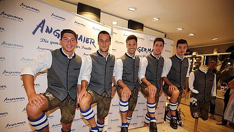 Durften die neue Tracht anprobieren (v.l.): die Löwen-Akteure Maxi Wittek, Michael Liendl, Gary Kagelmacher, Milos Degenek und Stefan Mugosa.