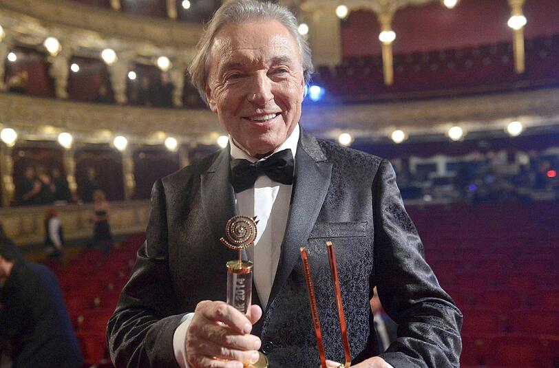 Karel Gott muss in einer Prager Spezialklinik operiert werden. Der Eingriff an einer verengten Herzklappe war erst für November geplant.
