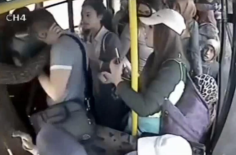 Ein Exhibitionist wurde in einem Bus in der Türkei von mehreren Frauen verprügelt