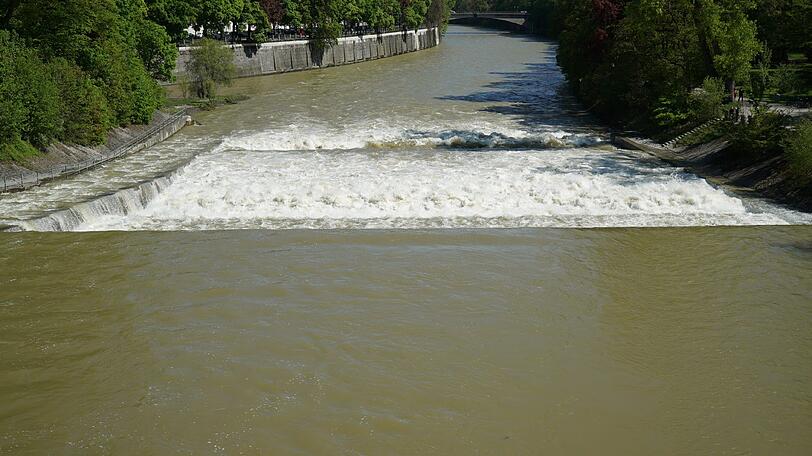 Hier sieht man den Stadtfluss von der Maximiliansbrücke.