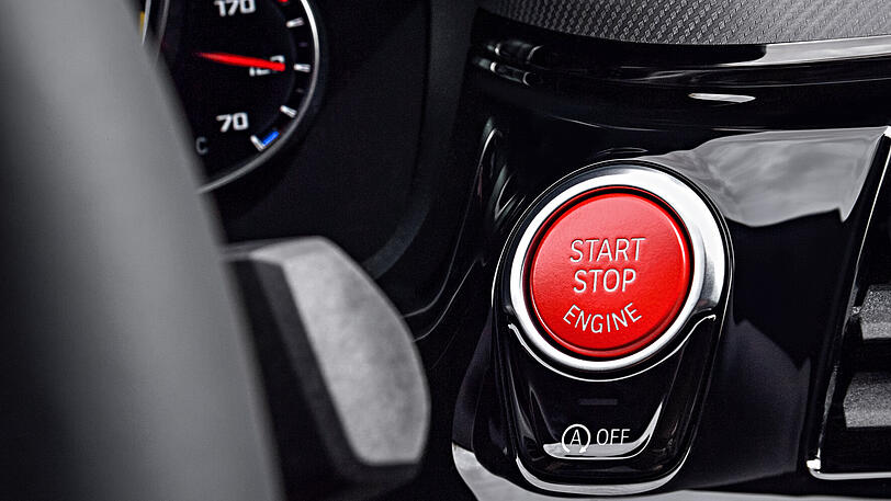 Gentlemen, start Your engines: Der 600-PS-V8 wird standesgemäß über einen roten Knopf zum Leben erweckt.