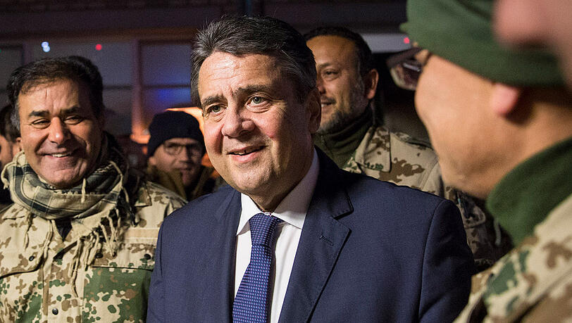 Gabriel: "Wir müssen die Städte und Gemeinden dafür belohnen, dass sie Flüchtlinge aufnehmen". Gabriel: "Wir müssen die Städte und Gemeinden dafür belohnen, dass sie Flüchtlinge aufnehmen".