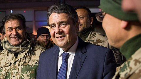 Gabriel: "Wir müssen die Städte und Gemeinden dafür belohnen, dass sie Flüchtlinge aufnehmen".