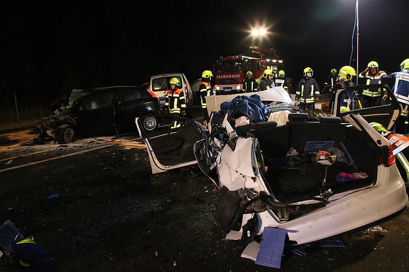 Insgesamt fünf Fahrzeuge waren in den schweren Verkehrsunfall auf der B20 zwischen Burghausen und Marktl im Landkreis Altötting verwickelt.