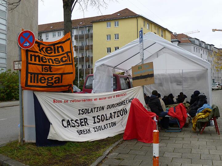 "Casser isolation": "Isolation beenden" haben die Asylbewerber auf eins ihrer Transparente geschrieben. Seit dem 31. Oktober harren sie in der Schellingstraße aus.