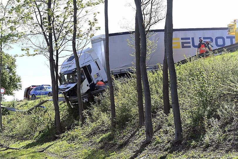Bei dem Unfall wurde der Fahrer nach Angaben der Polizei &bdquo;mittelschwer&ldquo; verletzt.