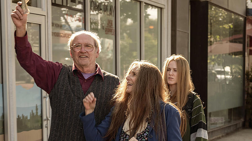 Die Familie von Old Dolio (Evan Rachel Wood, re.) ist mit allen Wassern gewaschen