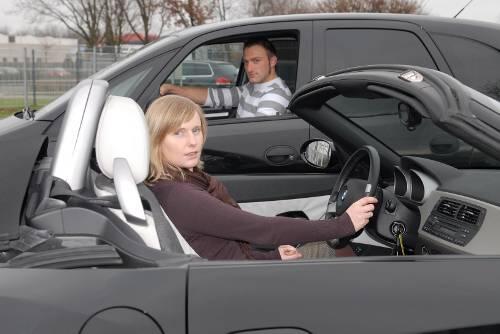 Frauen verhalten sich am Steuer vernünftiger als Männer.