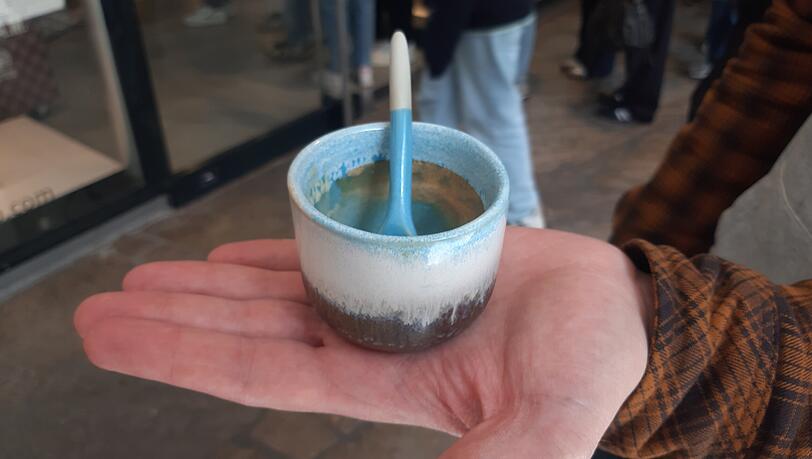 Das Objekt der Begierde: Ein limitierter Affogato-Becher von Motel a Miio. Im Onlineshop ist der samt Keramiklöffel für 14,90 Euro zu haben. Am Samstag gab es ihn, samt Eis und Espresso kostenlos. Das Objekt der Begierde: Ein limitierter Affogato-Becher von Motel a Miio. Im Onlineshop ist der samt Keramiklöffel für 14,90 Euro zu haben. Am Samstag gab es ihn, samt Eis und Espresso kostenlos.