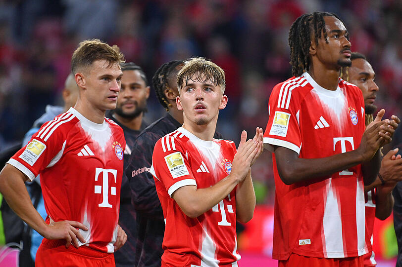 Joshua Kimmich (li.) lobt Lennart Karl (m.). Joshua Kimmich (li.) lobt Lennart Karl (m.).