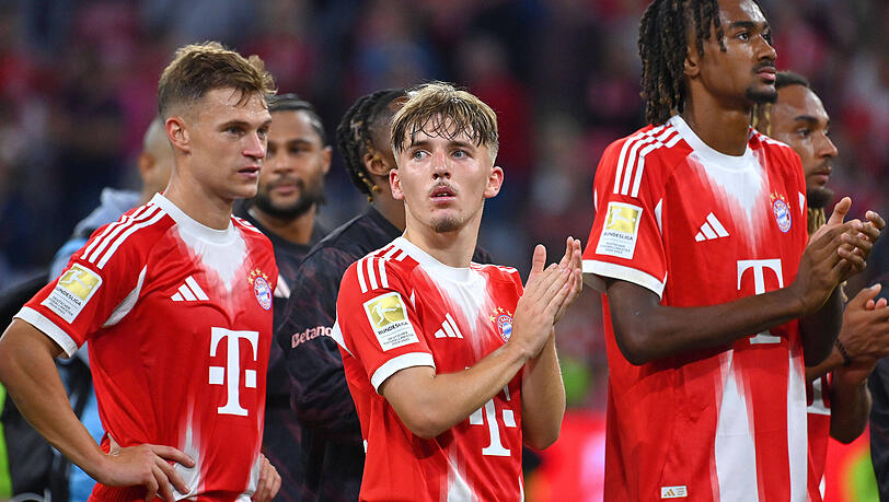 Joshua Kimmich (li.) lobt Lennart Karl (m.). Joshua Kimmich (li.) lobt Lennart Karl (m.).