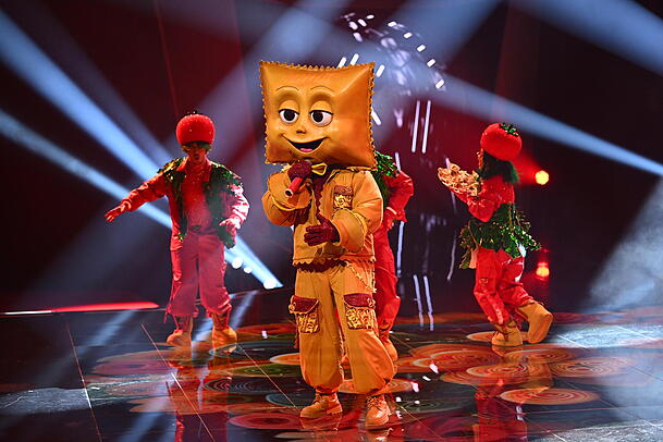 Pietro Lombardi sang seit Wochen unter dem Kostüm Rave-ioli Pietro Lombardi sang seit Wochen unter dem Kostüm Rave-ioli