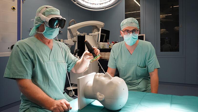 Immer mehr Mediziner arbeiten mit einer Apple Vision Pro im OP-Saal. Immer mehr Mediziner arbeiten mit einer Apple Vision Pro im OP-Saal.