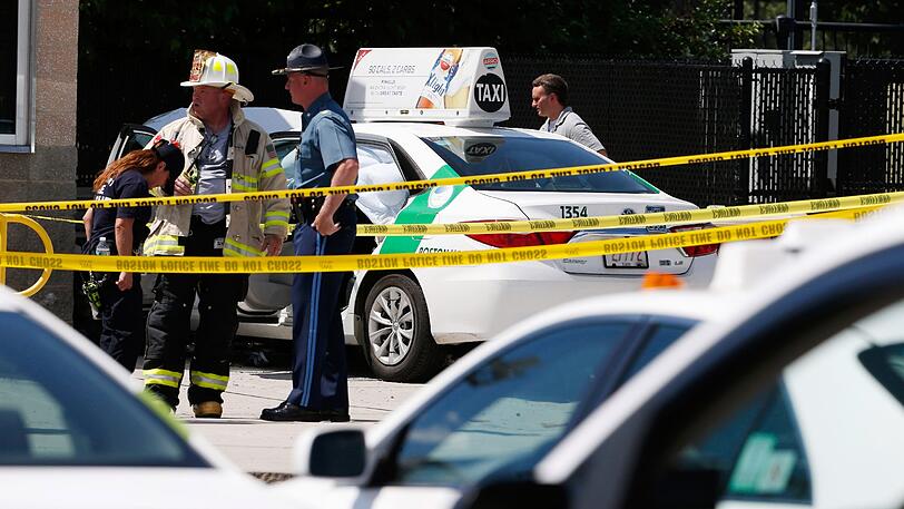 Rettungskräfte stehen am 03.07.2017 in Boston (USA) neben einem Auto, das zuvor in eine Gruppe von Menschen gefahren ist.