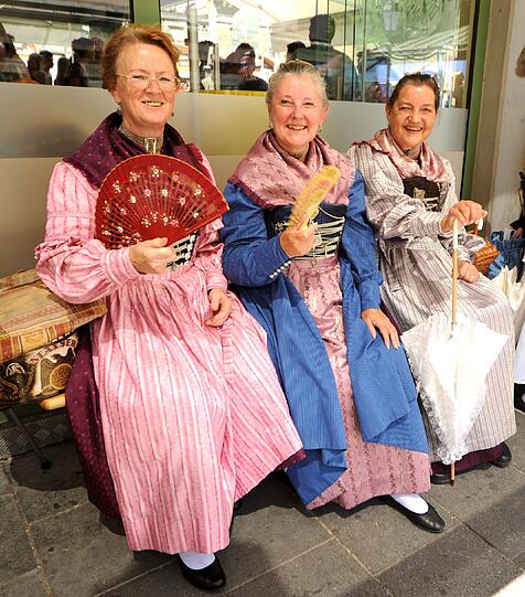 Impressionen vom  dritten Brunnenfest am Viktualienmarkt: Viel Musik, alte Kostüme, ein Tänzchen in Ehren und staunende Besucher.