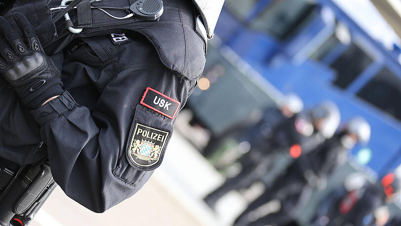 Die Polizei rückte mit dem USK an, insgesamt 100 Beamten waren wegen drei Randaliereren im Einsatz.