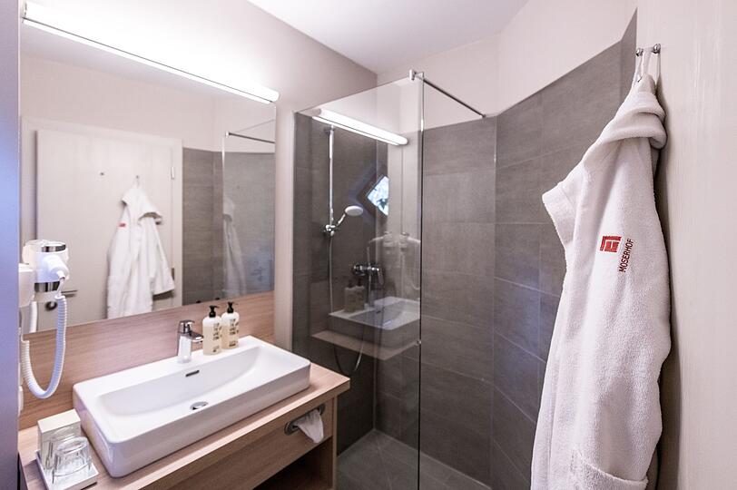 Alle Zimmer verfügen über Dusche, WC, Fön, Telefon, HD-Flat Screen, Safe, WLAN und großteils Balkon und bieten Ihnen einen Rückzugsort zur privaten Entspannung. Kuschelige Bademäntel - auch für die kleinen Gäste &ndash; und die eigene Moserhof-Badetasche mit Badetüchern stehen für Sie bereit.