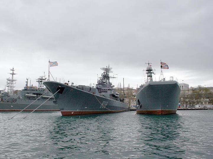 Schiffe der russischen Schwarzmeerflotte ankern vor Sevastopol.