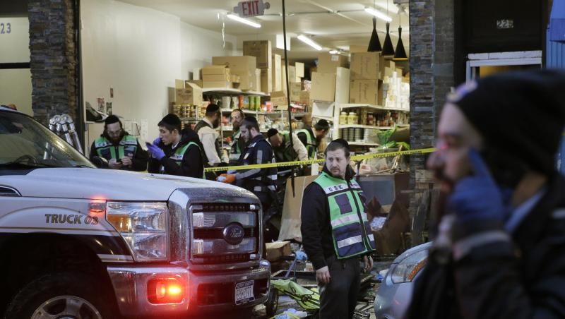 Rettungskräfte arbeiten in dem koscheren Supermarkt, wo bei einem stundenlangen Schusswechsel sechs Menschen starben. Rettungskräfte arbeiten in dem koscheren Supermarkt, wo bei einem stundenlangen Schusswechsel sechs Menschen starben.
